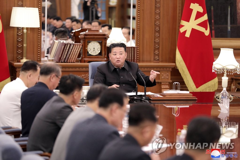 Le dirigeant nord-coréen Kim Jong-un dirige une réunion du secrétariat du Comité central du Parti du travail, le lundi 27 juin 2022, pour discuter des questions liées à la réorganisation et à la restructuration de ses départements, rapporte le lendemain l'Agence centrale de presse nord-coréenne (KCNA). (Utilisation en Corée du Sud uniquement et redistribution interdite)