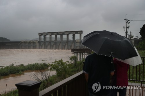 كوريا الجنوبية تطلب من جارتها الشمالية إخطارها مسبقا بتصريف المياه من السدود القريبة من الحدود