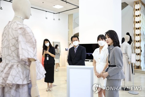 "كيم كون-هي" حرم الرئيس يون في معرض الزي الكوري في مدريد