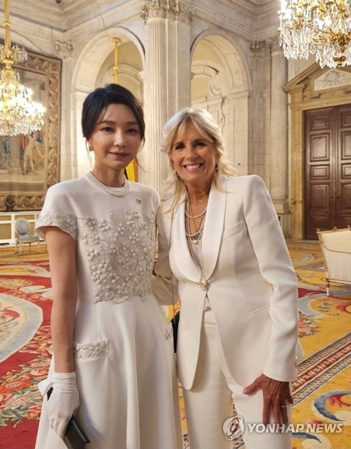 This photo, provided by the presidential office, shows first lady Kim Keon-hee (L) and U.S. first lady Jill Biden posing for a photo at a gala dinner held at the Royal Palace of Madrid on June 28, 2022. (PHOTO NOT FOR SALE) (Yonhap)