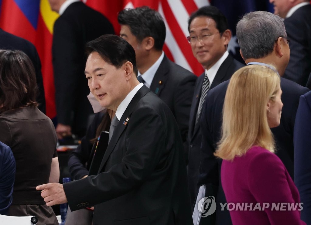 President Yoon Suk-yeol (L) is seen at a summit of the North Atlantic Treaty Organization in Madrid on June 29, 2022. (Yonhap)