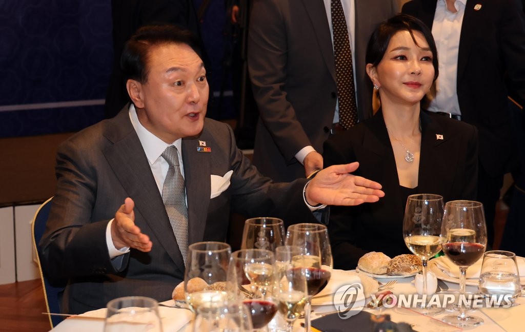 Yoon asiste a una cena con los residentes surcoreanos en España