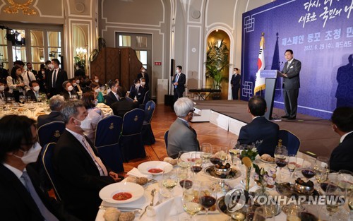 الرئيس يون يلتقي أفراد الجالة الكورية لدى إسبانيا