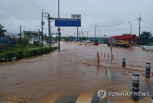 경기 남부 시간당 50㎜ 폭우…도로 침수 피해 신고 잇따라