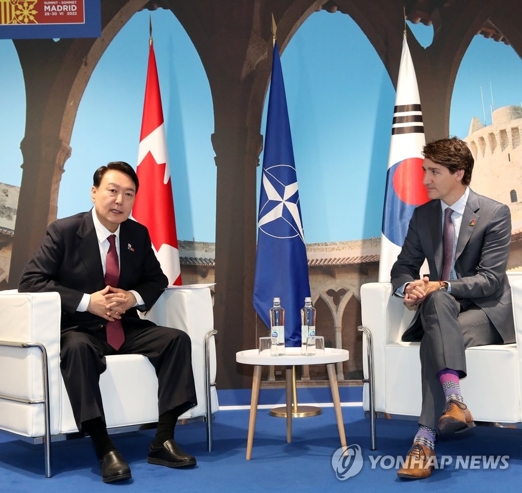 South Korean President Yoon Suk-yeol (L) holds talks with Canadian Prime Minister Justin Trudeau at the IFEMA Convention Center in Madrid on June 30, 2022, on the sidelines of a summit of the North Atlantic Treaty Organization. (Yonhap)