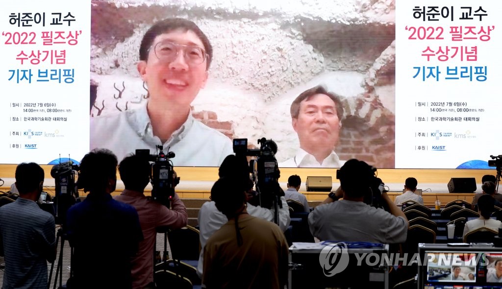 June Huh (L, on screen), the Korean American mathematician who won this year's prestigious Fields Medal, speaks to reporters in Seoul via video link from Helsinki on July 6, 2022, sharing his thoughts on winning the prestigious mathematics award the previous day. (Yonhap)