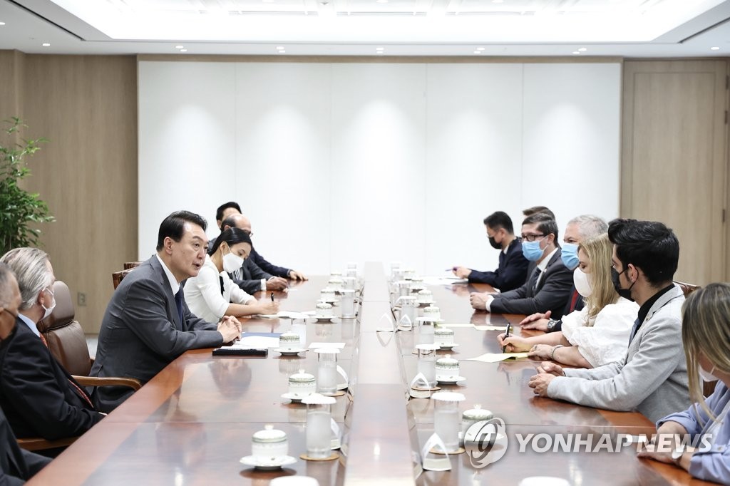 Yoon meets with Latin American officials