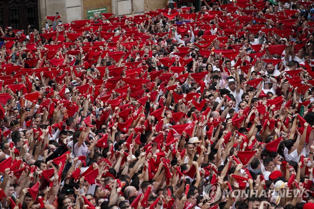 '붉은 스카프 들고'…3년 만에 열린 산 페르민 축제