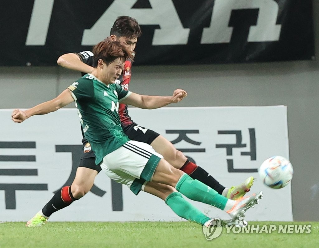 In this file photo from July 6, 2022, Kim Jin-su of Jeonbuk Hyundai Motors (L) attempts a shot against FC Seoul during a K League 1 match at Seoul World Cup Stadium in Seoul. (Yonhap)