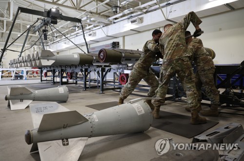 U.S. troops conduct maintenance work on GBU-31 Version-3 JDAM guided bombs at Kunsan Air Base in Gunsan, 275 kilometers south of Seoul, on July 7, 2022. (Yonhap)