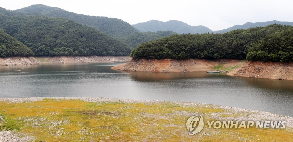 바닥 드러낸 주암댐
