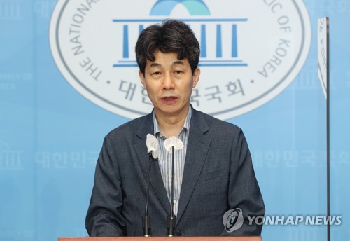 윤건영 "탈북어민 처벌?…국정원, 범죄혐의 수사의뢰 한적없어"