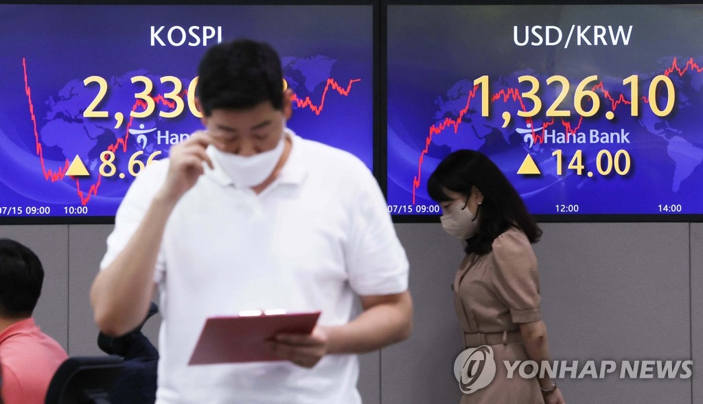 This photo taken on July 15, 2022 shows the dealing room of Hana Bank in Myeongdong, central Seoul. (Yonhap) 