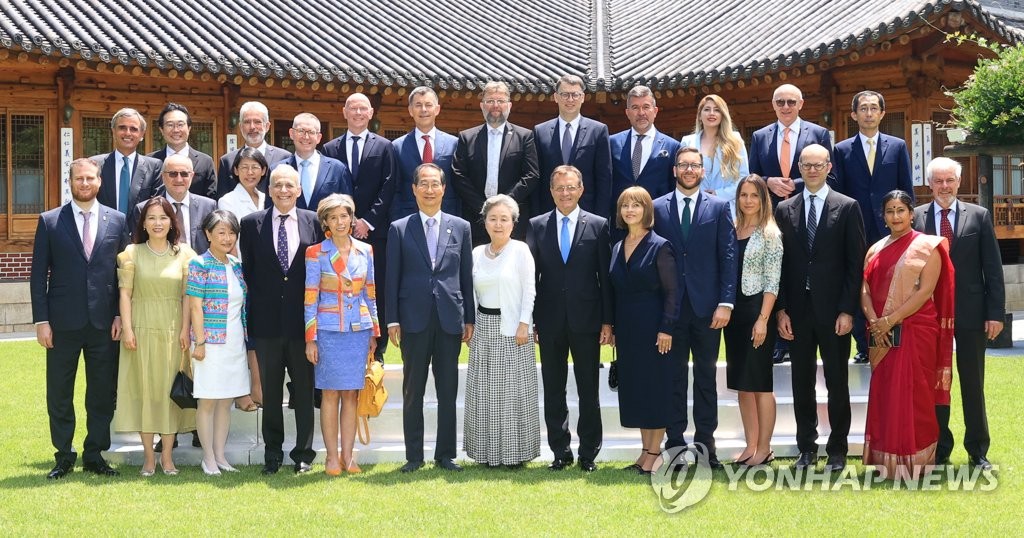 PM asks European envoys to support S. Korea's bid for 2030 World Expo