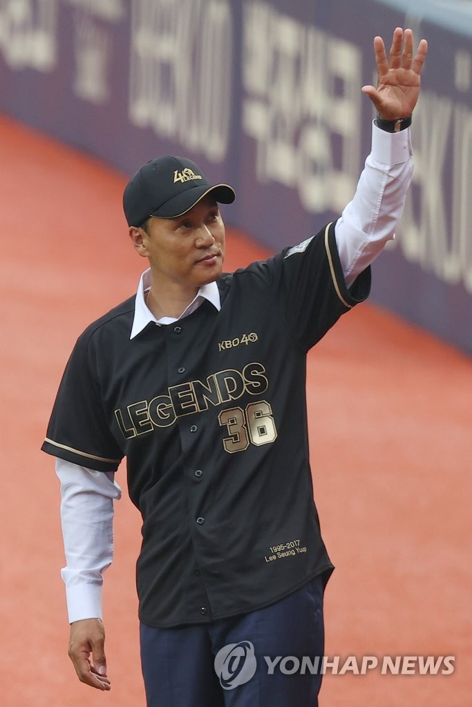 In this file photo from July 16, 2022, former Korea Baseball Organization (KBO) star Lee Seung-yuop acknowledges the crowd at Jamsil Baseball Stadium in Seoul prior to the All-Star Game after being named to the KBO's 40th anniversary team. (Yonhap)