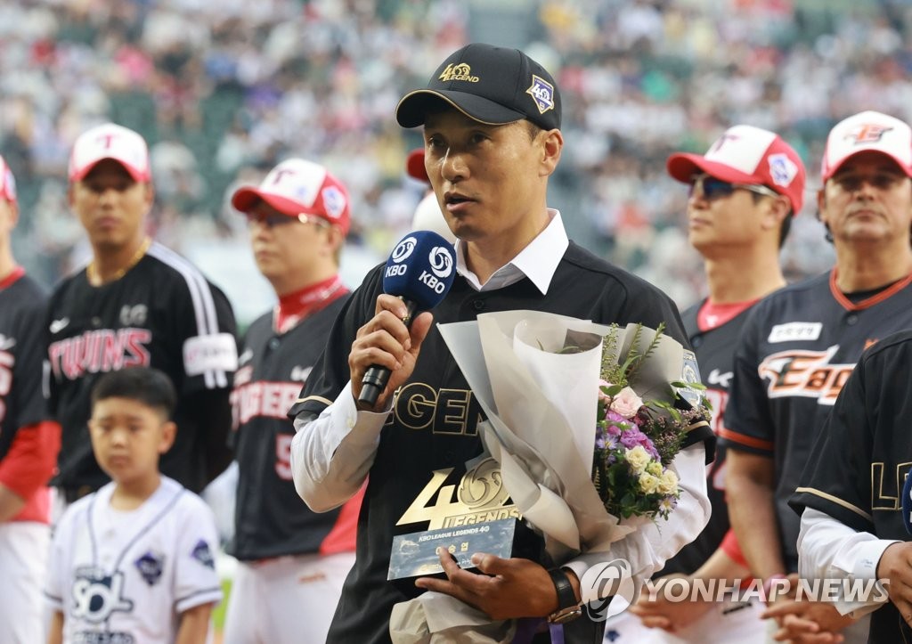 In this file photo from July 16, 2022, former Korea Baseball Organization (KBO) star Lee Seung-yuop addresses the crowd at Jamsil Baseball Stadium in Seoul prior to the All-Star Game after being named to the KBO's 40th anniversary team. (Yonhap)