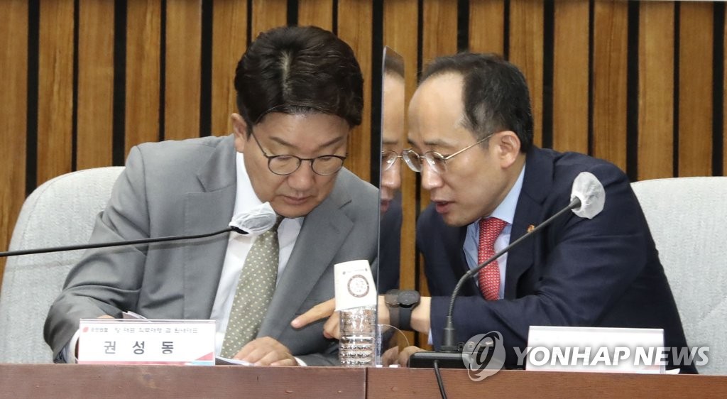 Le président par intérim du Parti du pouvoir du peuple (PPP) Kweon Seong-dong (à g.) et le ministre de l'Economie et des Finances Choo Kyung-ho conversent lors de la réunion sur la réforme du système fiscal entre le gouvernement et le parti au pouvoir le lundi 18 juillet 2022, à l'Assemblée nationale à Séoul. (Pool photo)