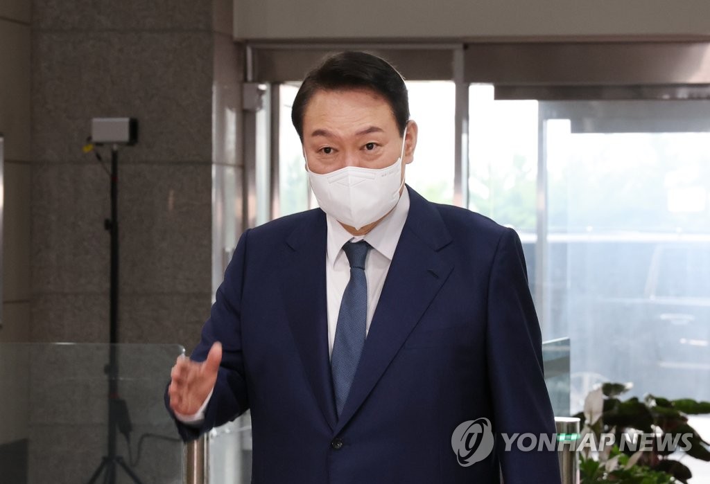 President Yoon Suk-yeol holds an informal media briefing while arriving at his office on July 18, 2022. (Yonhap) 