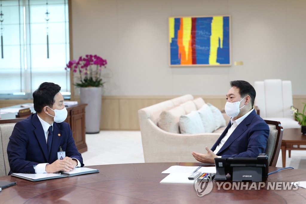 President Yoon Suk-yeol (R) receives a policy briefing from Land and Transport Minister Won Hee-ryong at the presidential office in Seoul on July 18, 2022, in this photo released by the office. (PHOTO NOT FOR SALE) (Yonhap)