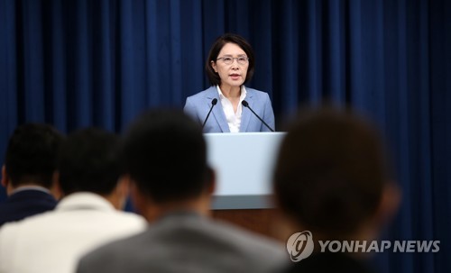 Presidential spokesperson Kang In-sun gives a press briefing at the presidential office in Seoul on July 19, 2022. (Pool photo) (Yonhap)
