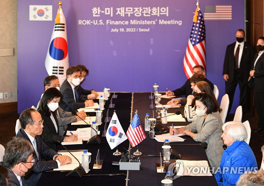 El ministro de Economía y Finanzas de Corea del Sur, Choo Kyung-ho (segundo por la izda.) y la secretaria del Tesoro de EE. UU., Janet Yellen (dcha.), sostienen conversaciones, el 19 de julio de 2022, en Seúl, para discutir temas económicos globales y bilaterales. (Foto del cuerpo de prensa. Prohibida su reventa y archivo)
