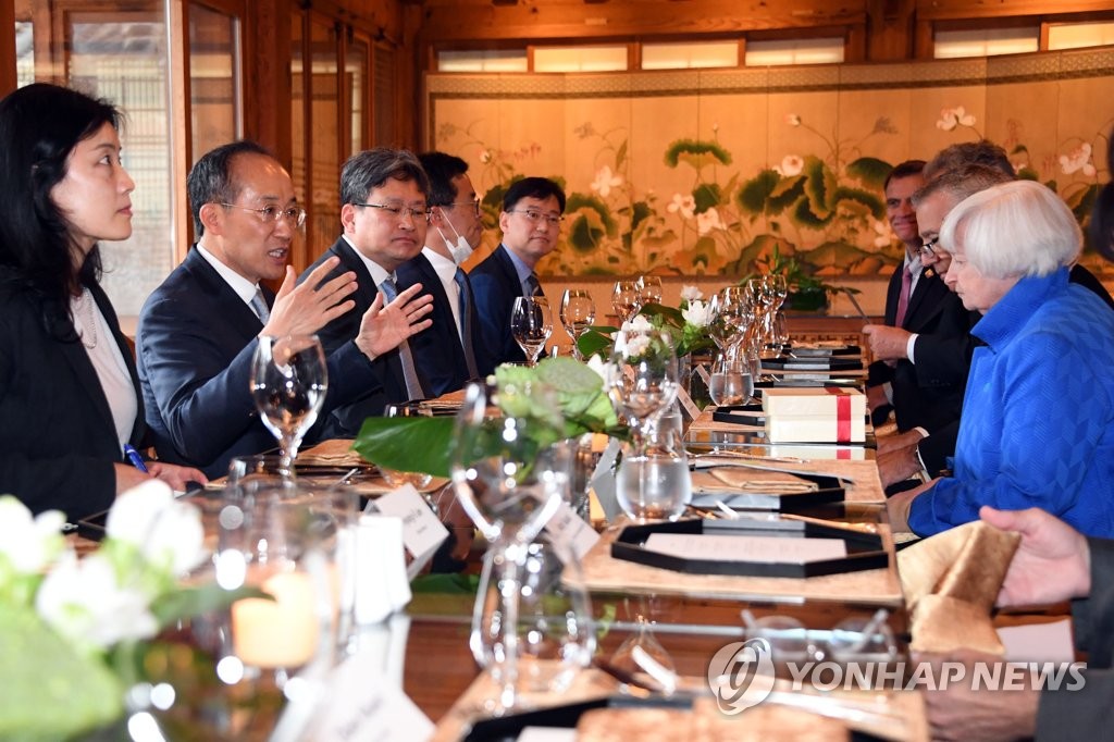 La foto de archivo, proporcionada por el Ministerio de Economía y Finanzas de Corea del Sur, muestra a su ministro, Choo Kyung-ho (segundo por la izda.), hablando durante una cena posterior a una reunión con la secretaria del Tesoro de EE. UU., Janet Yellen (dcha.), celebrada, en julio, en Seúl. 