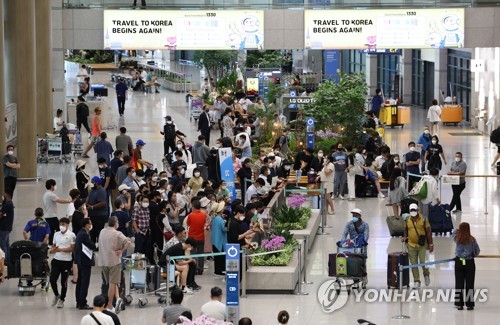 海外からの入国者で混み合う仁川国際空港＝（聯合ニュース）