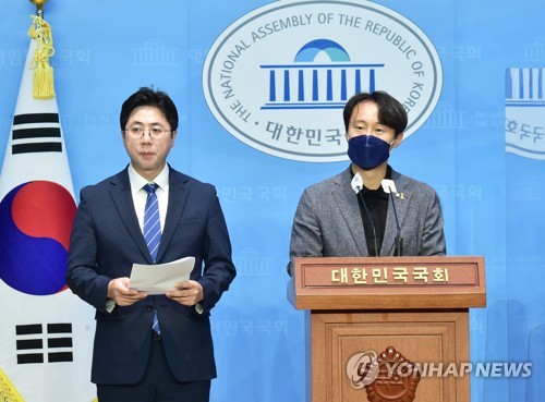 정치개혁·정치교체 행동선언 긴급기자회견하는 이탄희와 이동학