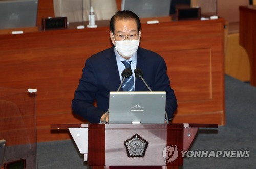 El ministro de Unificación surcoreano, Kwon Young-se, responde a las preguntas de los legisladores, el 25 de julio de 2022, en la Asamblea Nacional, en Seúl. (Imagen del cuerpo de prensa. Prohibida su reventa y archivo)