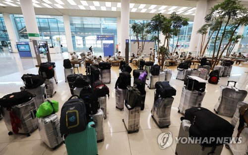 仁川国際空港の到着ロビーに置かれたスーツケース。海外旅行に出掛ける人が増えている＝２６日、仁川（聯合ニュース）