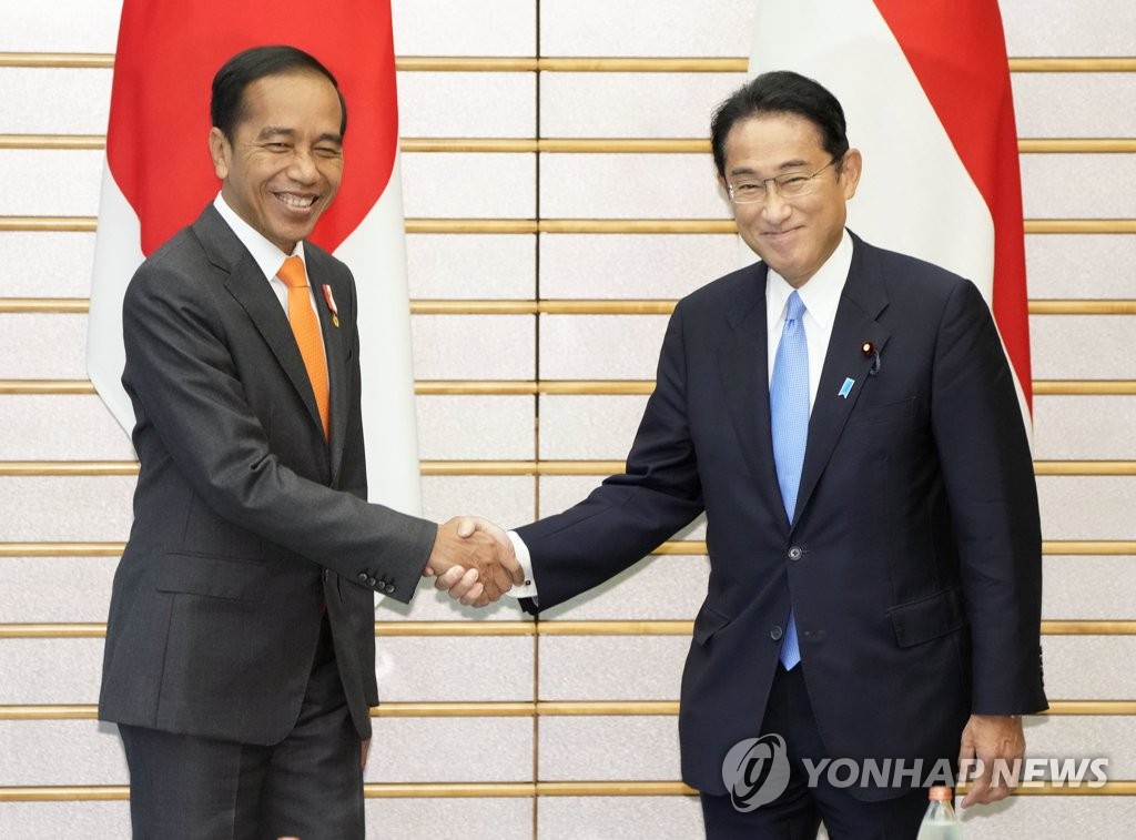 악수하는 기시다 일본 총리와 조코 위도도 인도네시아 대통령