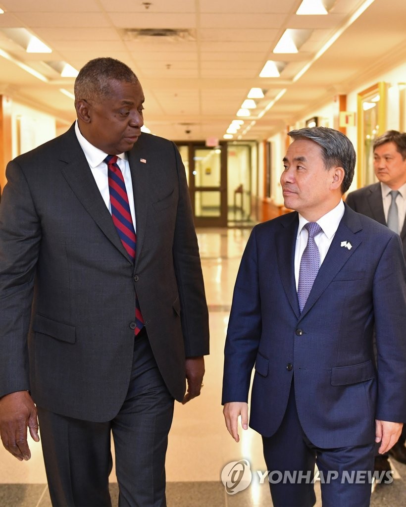 Defense Minister Lee Jong-sup (R) and his U.S. counterpart, Lloyd Austin (L), walk toward a conference room at the Pentagon near Washington, D.C., on July 29, 2022, in this photo provided by Lee's office. (PHOTO NOT FOR SALE) (Yonhap)
