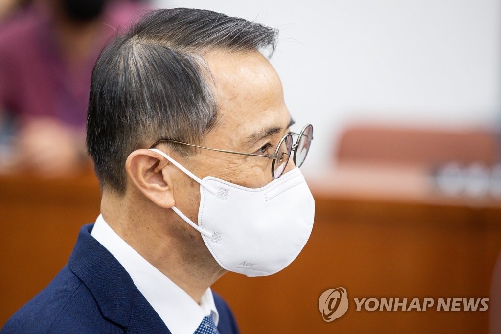 NIS director says agency reported investigation requests into ex-spy chiefs to Yoon