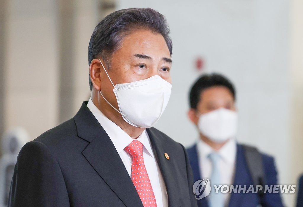 Foreign Minister Park Jin answers reporters' questions before departing for Cambodia at Incheon International Airport, west of Seoul, on Aug. 3, 2022. He will attend a series of high-level meetings hosted by the Association of Southeast Asian Nations (ASEAN) in Phnom Penh on Aug. 4 and 5. (Yonhap)