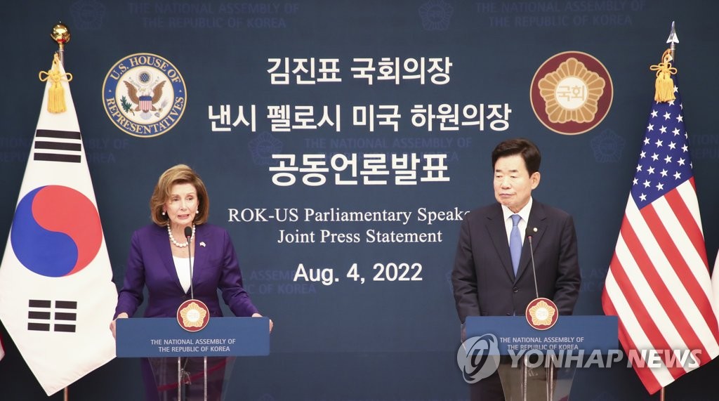 La présidente de la Chambre des représentants des Etats-Unis, Nancy Pelosi, donne le jeudi 4 août une conférence de presse conjointe après sa réunion avec le président de l'Assemblée nationale Kim Jin-pyo à Séoul. 