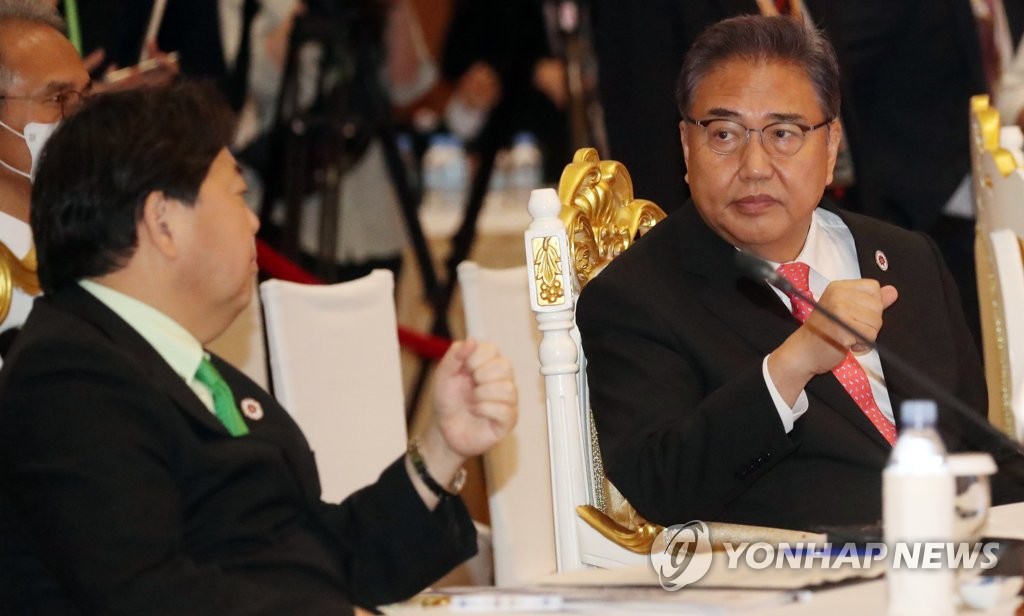 ASEANプラス３外相会議で言葉を交わす林氏（左）と朴氏＝４日、プノンペン（聯合ニュース）