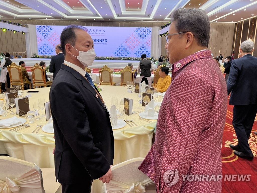 El canciller surcoreano con el embajador norcoreano ante Indonesia