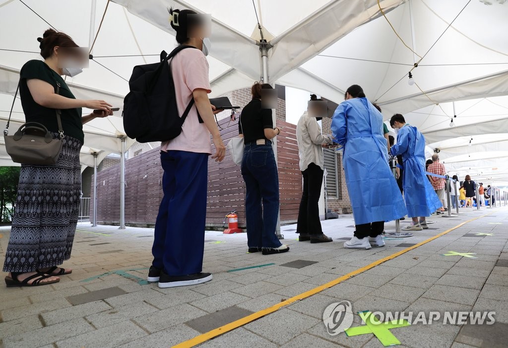 This photo taken on Aug. 5, 2022, shows people waiting to take COVID-19 tests at a clinic in Mapo, Seoul. (Yonhap)