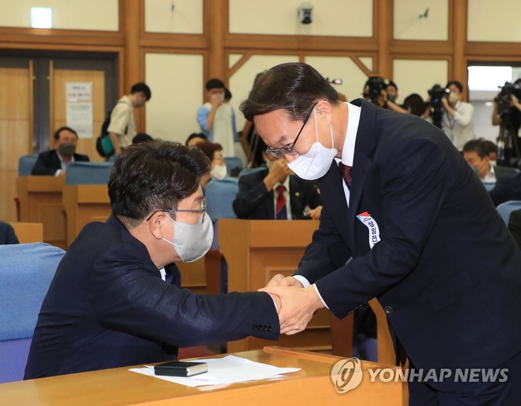 인사하는 권성동과 조해진
