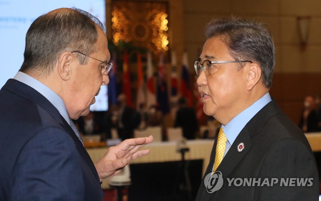 South Korean Foreign Minister Park Jin (R) talks with his Russian counterpart, Sergey Lavrov, ahead of the East Asia Summit (EAS) Foreign Ministers' Meeting held in Phnom Penh on Aug. 5, 2022. (Yonhap)