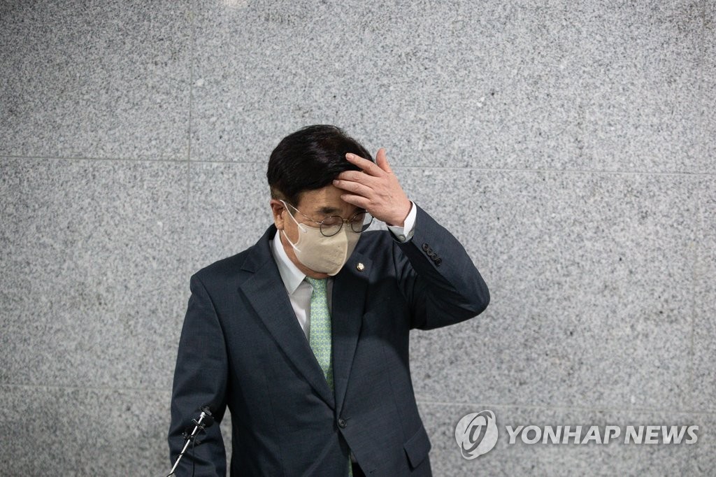 생각하는 서병수 상임전국위 의장
