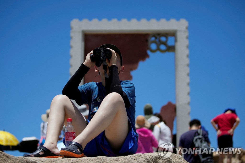 망원경 든 중국 핑탄섬 관광객