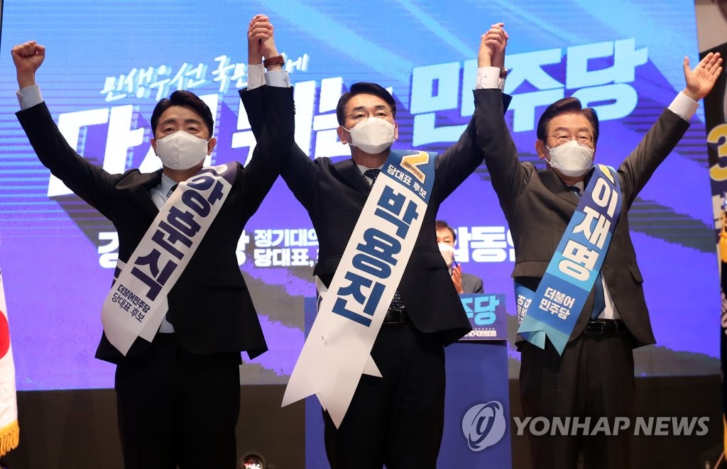 Candidates running for the main opposition Democratic Party's chairmanship pose during a joint speech session in the northeastern city of Wonju on Aug. 6, 2022, ahead of the Aug. 28 national convention. From left are Kang Hoon-sik, Park Yong-jin and Lee Jae-myung. (Yonhap)