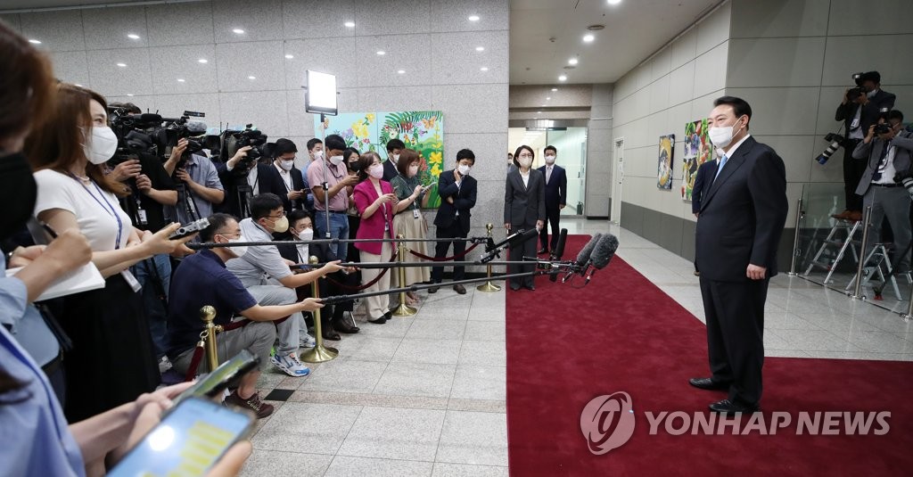 الرئيس يون يتعهد بدعم إرادة الناس عند عودته من إجازة استمرت أسبوعا - 1