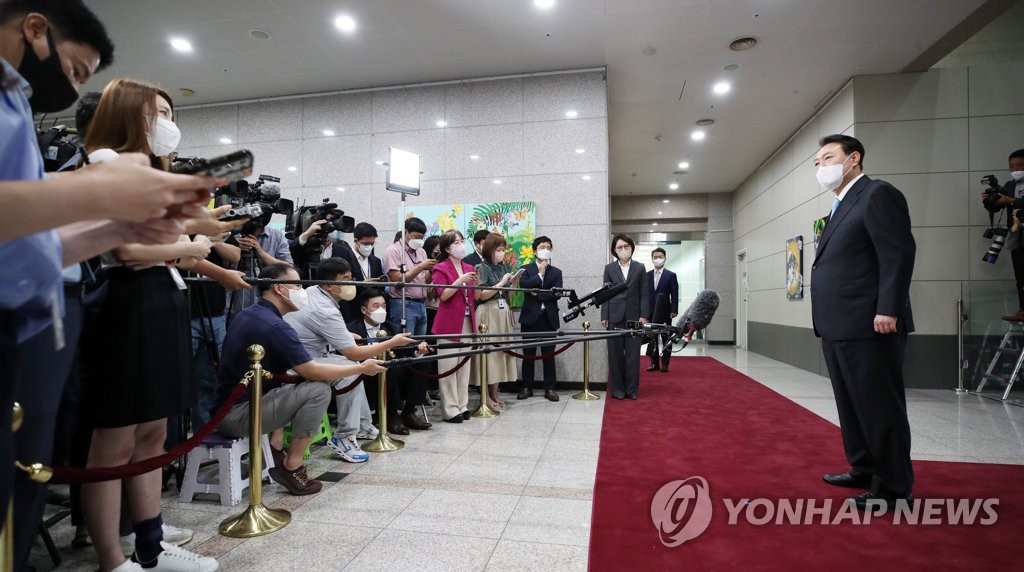 President Yoon Suk-yeol answers reporters' questions while arriving for work at the presidential office in Seoul on Aug. 8, 2022, after a weeklong summer vacation. (Pool photo) (Yonhap)
