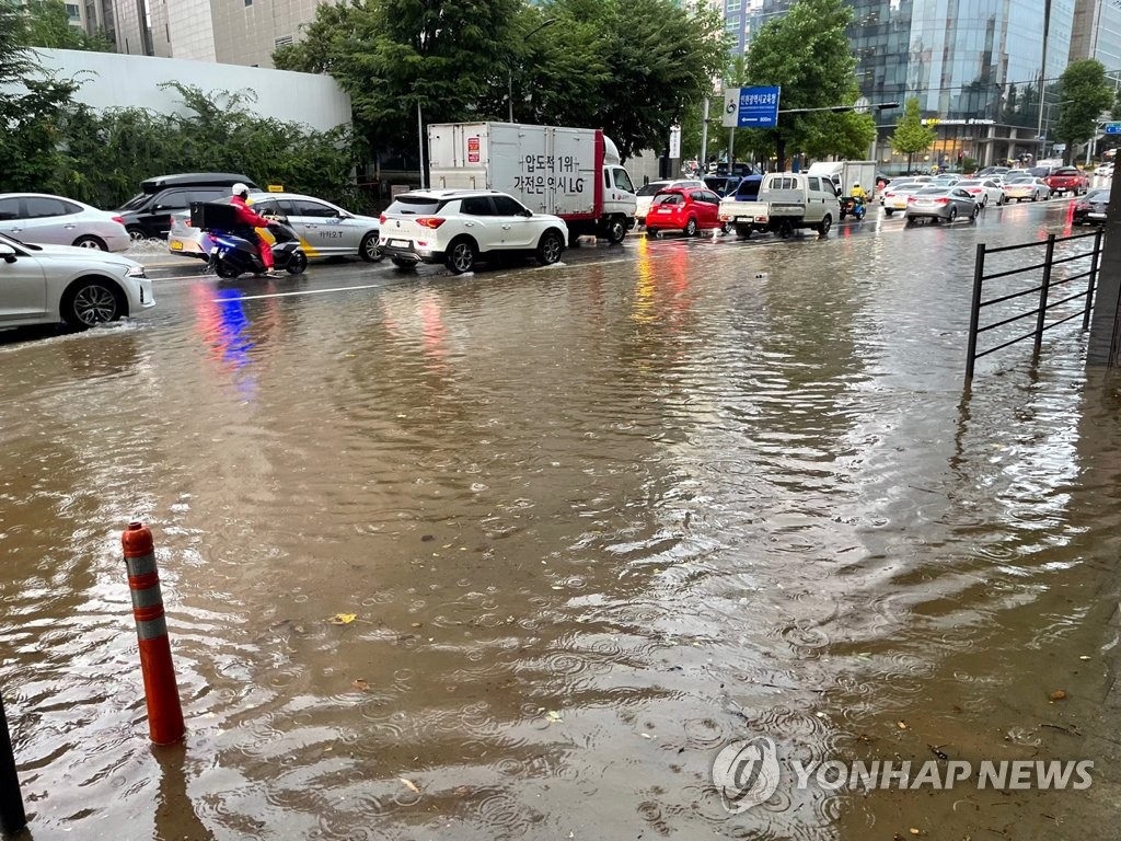 أمطار غزيرة تغرق طريقا في مدينة إنتشون