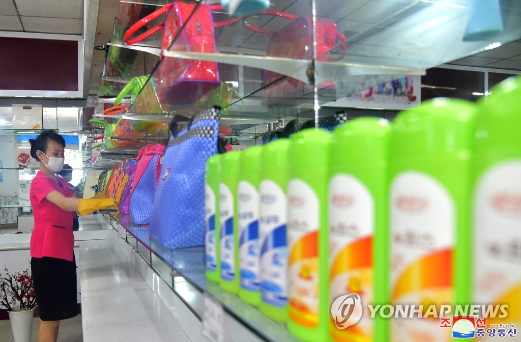 북한, 동평양백화점 소독하는 종업원