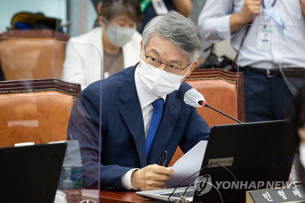 Le député indépendant Min Hyung-bai prend la parole lors d'une réunion à l'Assemblée nationale le mardi 9 août 2022. (Pool photo) 