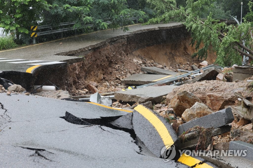 기록적 폭우에 무너진 도로