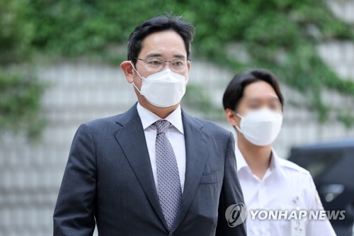  Grâces présidentielles : Lee de Samsung réhabilité, l'ex-président Lee exclu